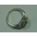 Natural Emerald and diamond halo Ring, set in Sterling Silver. Total weight 4,6 grams