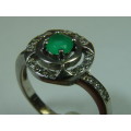 Natural Emerald and diamond halo Ring, set in Sterling Silver. Total weight 4,6 grams