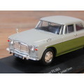 Vintage collectable metal die cast scale model car, Vanguards, Rover P5, 1:43, mint in double box
