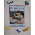 The Embroidery Book - Una Stubbs - Hardcover- 190 pages