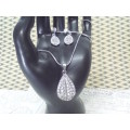 CAPTIVATING! Teardrop Necklace And Earring Set With 1,25 Carat Simulated Diamonds