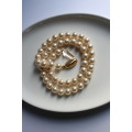 Pearl necklace with gold clip detail