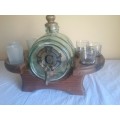 BEAUTIFUL GLASS BARREL DECANTER ON WOODEN STAND WITH 6 SHOT GLASSES