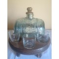 BEAUTIFUL GLASS BARREL DECANTER ON WOODEN STAND WITH 6 SHOT GLASSES