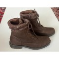 Ladies brown winter boots size 8