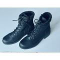 Ladies black winter boots - size 8