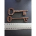 2 x Vintage and solid skeleton keys