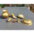 BATCH OF 7 BRASS ORNAMENTS: A HEAVY (648G) HEDGEHOG, 2 OWLS, A PIG, SHOE, BOWL AND PULL DRAWER CUP