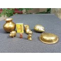 BATCH OF 7 BRASS ORNAMENTS: A HEAVY (648G) HEDGEHOG, 2 OWLS, A PIG, SHOE, BOWL AND PULL DRAWER CUP