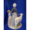 EXCELLENT RETIRED LLADRO WOMAN MOTHER MOM W/CHILD GIRL LAMB SHEEP #5299