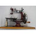 Fantabulous! RARE. Vintage 1940/1950s miniature ESSEX manual sewing machine. Original box Working.