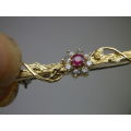 9ct Yellow Gold brooch, Ruby and Diamond Dainty Brooch. 1 gr. 3.5cm