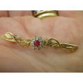 9ct Yellow Gold brooch, Ruby and Diamond Dainty Brooch. 1 gr. 3.5cm