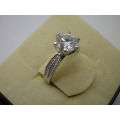 Gorgeous 925 silver ring set with certified 2ct round brilliant cut moissanite Size: N 1/2 3.8g
