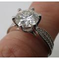 Gorgeous 925 silver ring set with certified 2ct round brilliant cut moissanite Size: N 1/2 3.8g