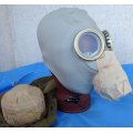Original east german army NVA Gas Mask with Filter and Bag (14c/28)