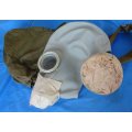 Original east german army NVA Gas Mask with Filter and Bag (14c/28)