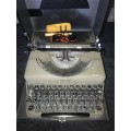 1930'S IMPERIAL GOOD COMPANION MODEL T TYPEWRITER IN CASE WITH ACCESSORIES