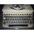 1930'S IMPERIAL GOOD COMPANION MODEL T TYPEWRITER IN CASE WITH ACCESSORIES