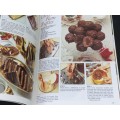 THE BIG BOOK OF BEAUTIFUL BISCUITS BY THE AUSTRALIAN WOMEN`S WEEKLY