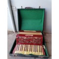 AN EARLY TO MID 20TH CENTURY GERALDO PIANO ACCORDION