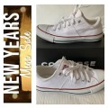 **January Sale : Absolute Bargain Gorgeous Converse Takkie just unpacked**