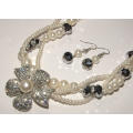 PRETTY PEARL AND RHINESTOINE NECKLACE AND EARRINGS SET