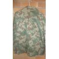 8) A PRE 1994 SOUTH AFRICAN POLICE-CAMO-ZIP UP-WORK OVERALL-TOP-92 CM / 36-SLIGHT FADE-LOW START