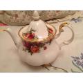 ROYAL ALBERT COUNTRY ROSES TEA FOR TWO