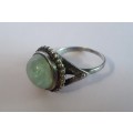 925 Vintage sterling silver ring with lovely opaque stone
