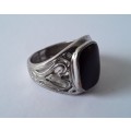 Vintage 18K RGP ring with black stone. Size: R1/2 (19mm)