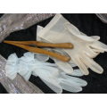 WOODEN GLOVE STRETCHER WITH 2 PAIRS OF GLOVES