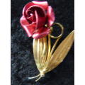 BROOCH ROSE GOLD TONED AND RED