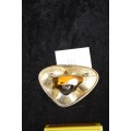 LOVELY GOLD COLOURED BROOCH WITH LARGE GLASS STONE 6 CM