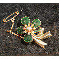 GOLD TONED BROOCH 4 leaf clover with `pearl`