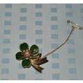GOLD TONED BROOCH 4 leaf clover with `pearl`