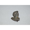 ISSIE SMUTS HISTORICAL 'S.A. GIFTS AND COMFORTS' BADGE(22 DEC 1944