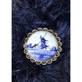 Beautifully drawn Delft brooch silver with filigree signed by artist 41.5mm