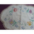 VINTAGE COTTON EMBROIDERED TRAY CLOTH CREAM HAND CROCHETED EDGE