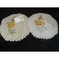 2 X VINTAGE COTTON EMBROIDERED DOILIES WITH HAND CROCHETEDEDGE AND 2 X PORCELAIN PLACE NAME SETTINGS