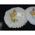 2 X VINTAGE COTTON EMBROIDERED DOILIES WITH HAND CROCHETEDEDGE AND 2 X PORCELAIN PLACE NAME SETTINGS