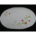 VINTAGE EMBRODERED TRAY CLOTH OR D0ILIE