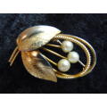 BROOCH WITH FOUX PEARLS GOLD TONED