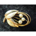 BROOCH WITH FOUX PEARLS GOLD TONED