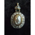 PENDANT WITH FOUX PEARL, GREEN STONE AND BLING GOLD TONED
