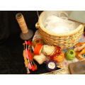 SEWING BASKET VINTAGE FULL OF LOT OF RELATED SEWING RELATED ITEMS