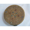 VINTAGE POWDER COMPACT WITH LOVELY STONE NIE DETAIL AND MIRROR