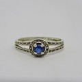 Sterling silver ring with blue glass stone - Weighs 1,9 grams - Size Q