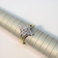 18kt Gold ring with 21 diamonds - Size: O - Weighs 4 grams
