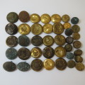 Mixed lot of 39 damaged military buttons